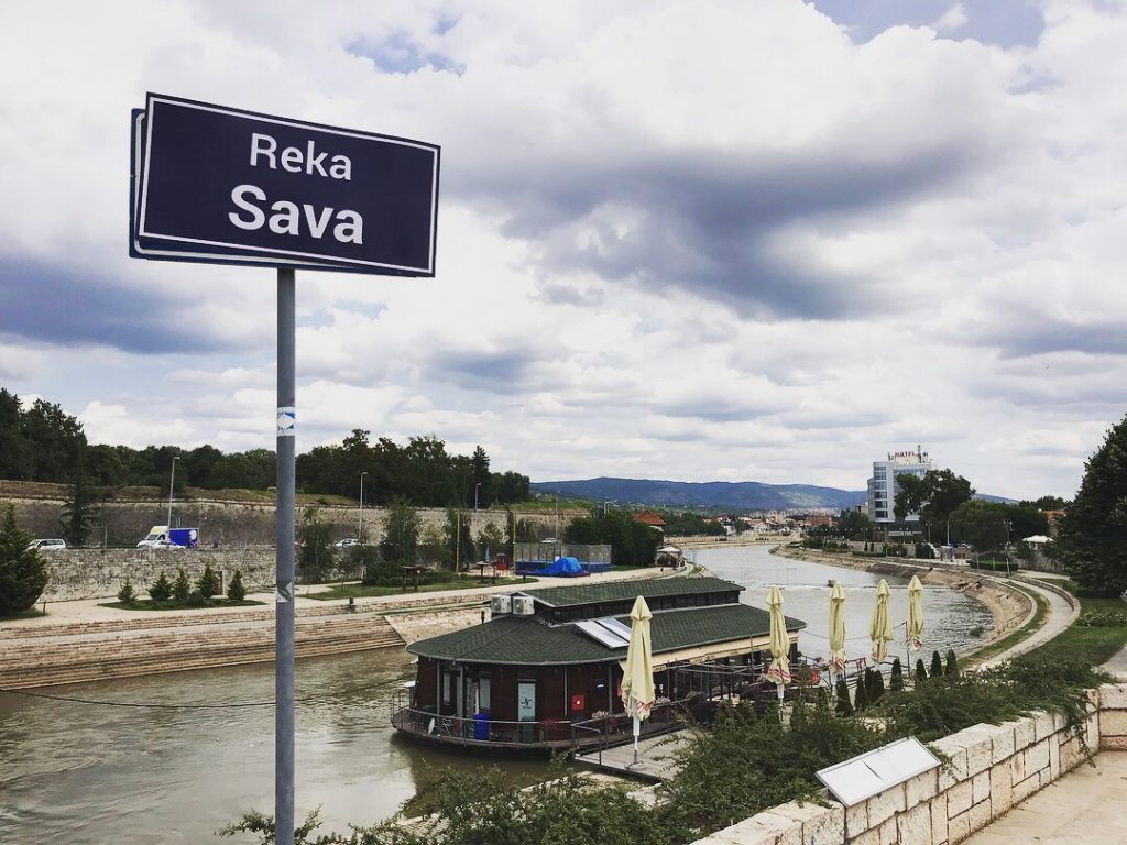 Uz aerodrom na poklon i Tvrđava i Nišava