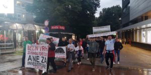 Okupljeni imali majice i transparente