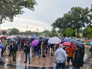 Iako su organizatori otkazali protestnu šetnju, nekolicina građana ipak bila ispred Gradske kuće