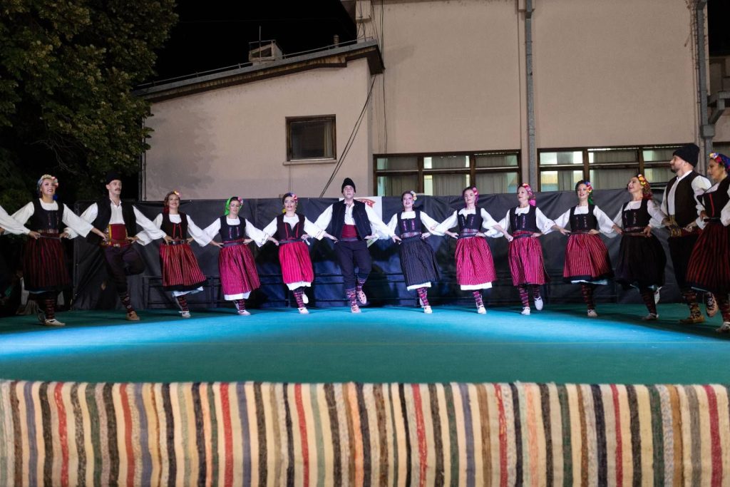 Donje Međurovo spremno za kulturne manifestacije: Meštani obnovili Dom kulture i postavili novu binu Foto: Neformalna grupa "Omladinci"