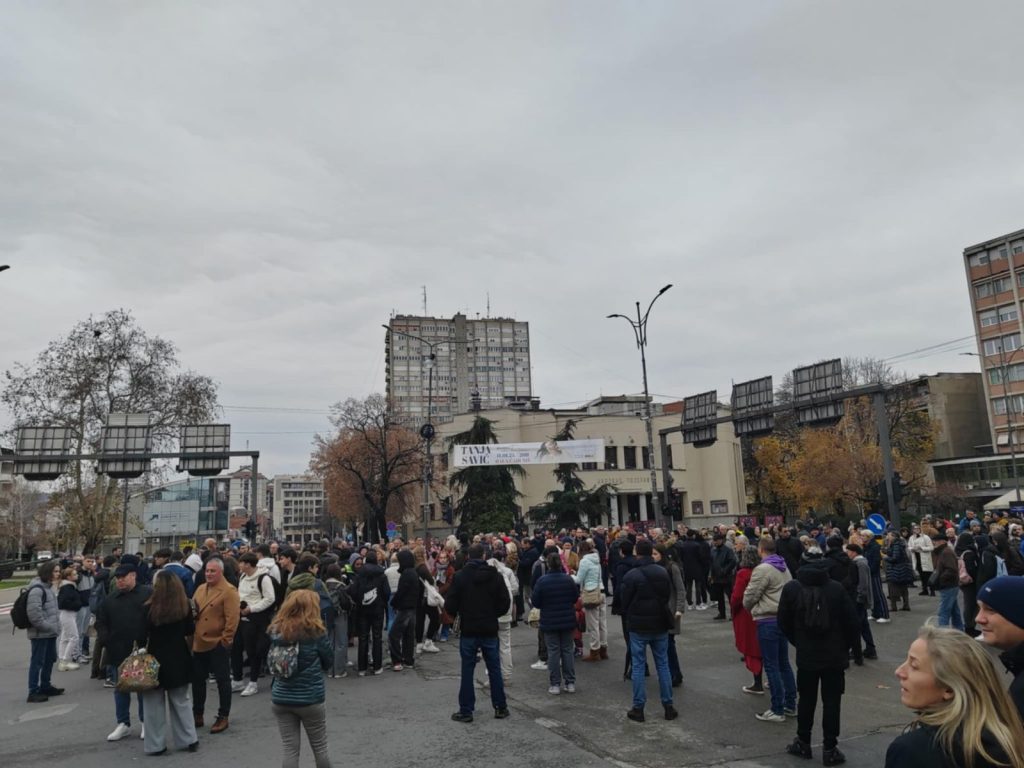 Nišlije/ke 15 minuta blokirale raskrsnicu kod Suda, pa se pridružili studentima