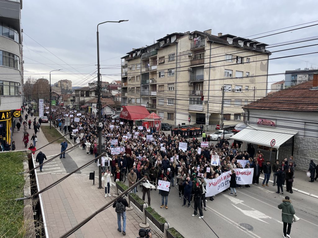 Prosvetari na čelu protestne šetnje studenata i srednjoškolaca: Naša je moralna obaveza da vas podržimo Prosvetari