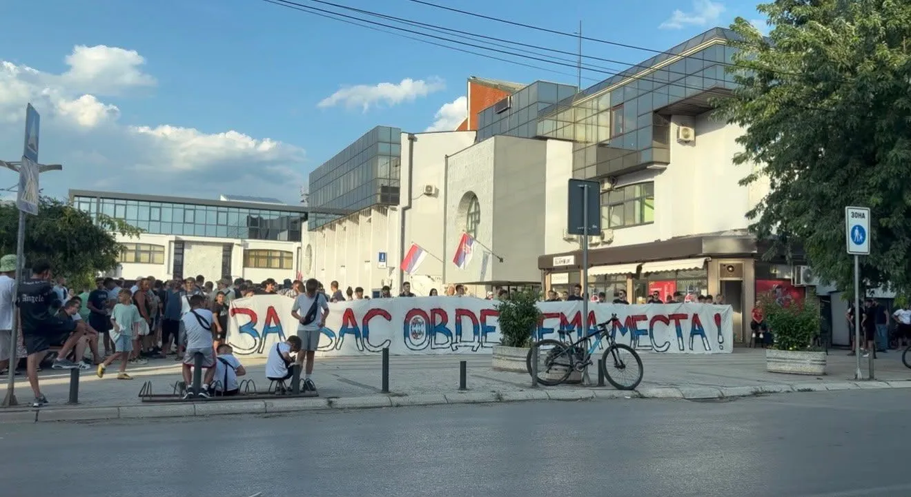 Niški novinari napadnuti tokom Prajd karavana u Pirotu, uhapšeni napadači prajd karavan