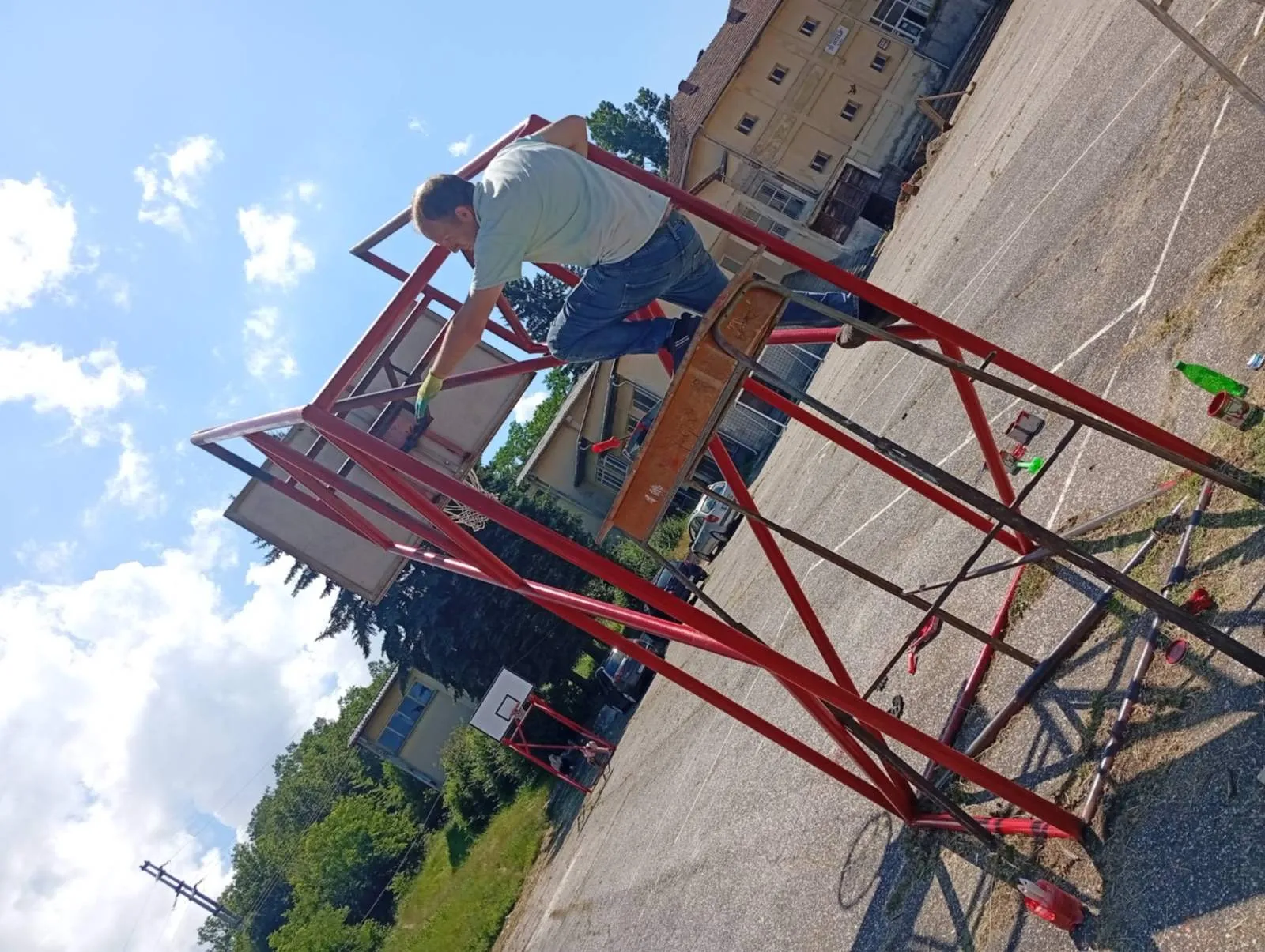 Za lepše i bezbednije školsko dvorište: Zajednička akcija meštana, nastavnika i đaka u selu Vlase kod Vranja selo vlase kod vranja