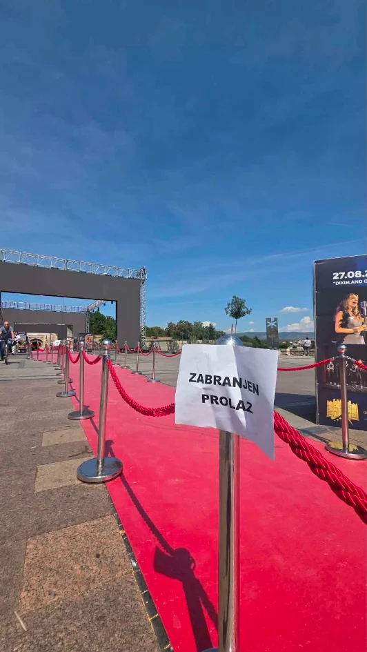 Crveni tepih i zabranjen prolaz, foto: Nenad Rokvić
