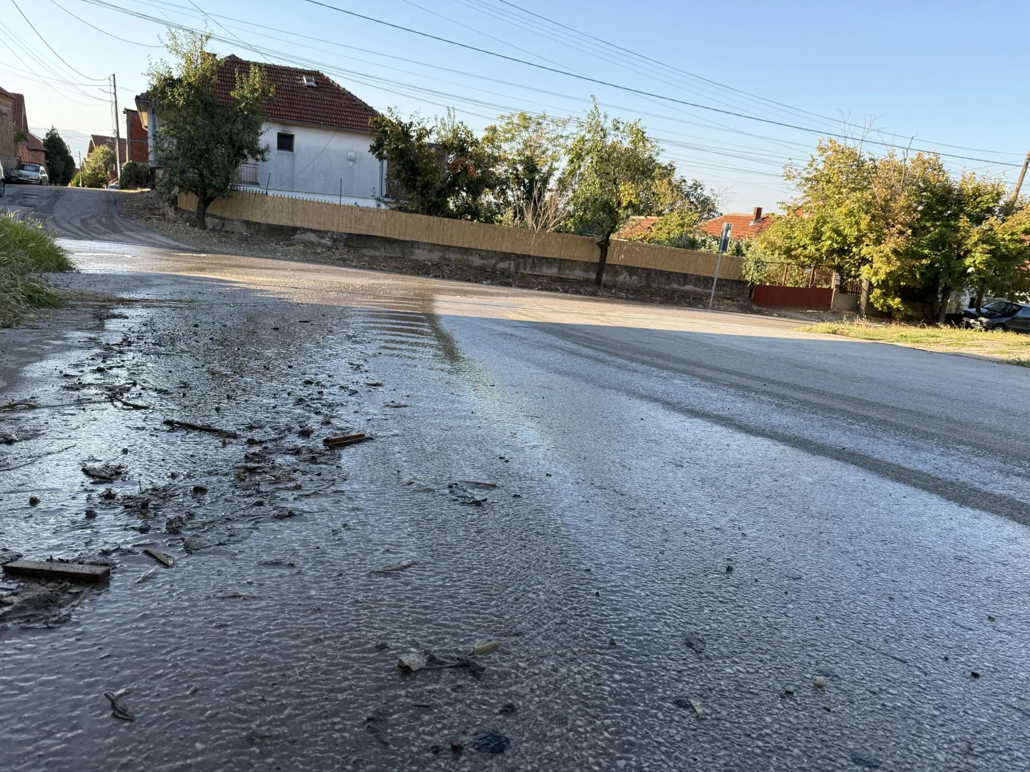 U Gornjem Matejevcu već mesec dana teče voda niz ulice, radnici Vodovoda radnim danima na mitinizima SNS i u kampanji od vrata do vrata